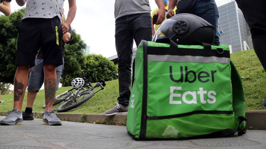 Un grupo de repartidores de la plataforma Uber Eats que se han declarado en huelga. FOTO: ACN