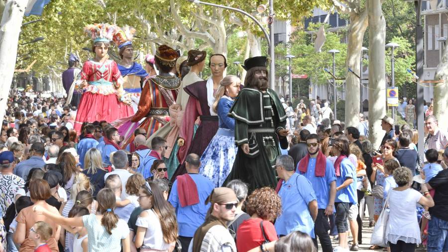 Els gegants a la baixada del Seguici Festiu en un Passeig Misericòrdia ple de gom a gom. FOTO: Alfredo González
