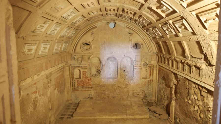 La capilla del Castell todavía conserva elementos originales y el objetivo es que la humedad no descorche las paredes. FOTO: Alba Mariné