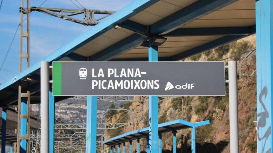 Cartell de l'estació de La Plana Picamoixons on van quedar 15 passatgers 'oblidats' aquest dijous. FOTO: Adrià Pàmies/Tren.cat