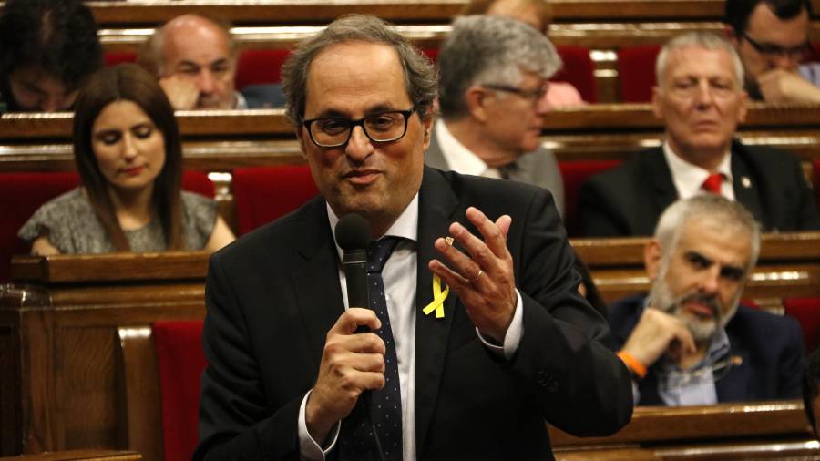 El presidente de la Generalitat, Quim Torra, gesticula durante la sesión de control en el Parlamento