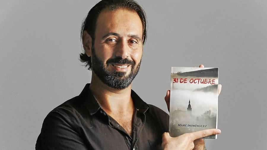 Imagen del autor Marc Domínguez con su primera novela ‘31 de octubre’, un thriller de ciencia ficción. FOTO: Pere Ferré