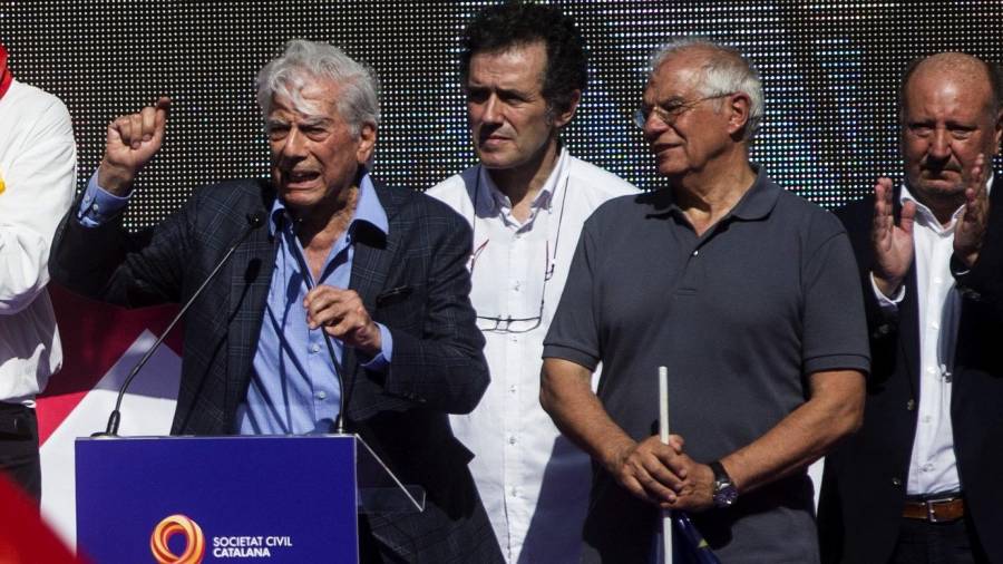 El premio Nobel Mario Vargas Llosa (i) interviene al final de la manifestación convocada por Societat Civil Catalana hoy en Barcelona en defensa de la unidad de España. FOTO: EFE