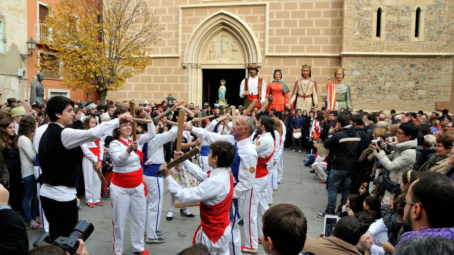 La plaza de la iglesia de Santa Maria de Cambrils acoge celebraciones culturales. Foto: Alfredo González