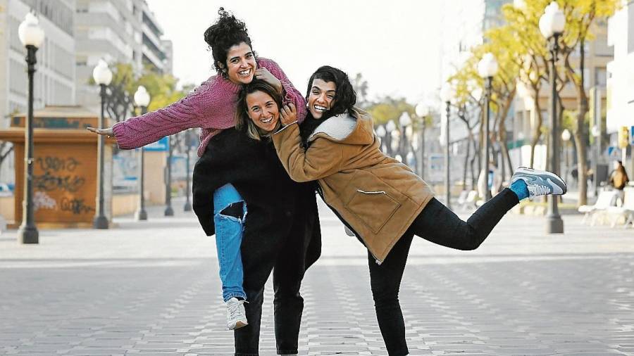Esther, Vicky y Sheila, tres de las componentes de Maruja Limón, este jueves en Tarragona. FOTO: Pere Ferré