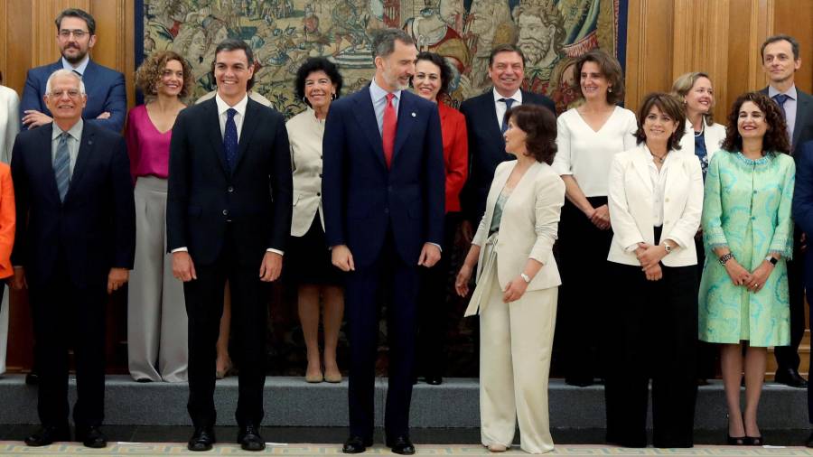 Los nuevos ministros, acompañados del Rey Felipe Felipe VI, y el presidente del gobierno Pedro Sánchez