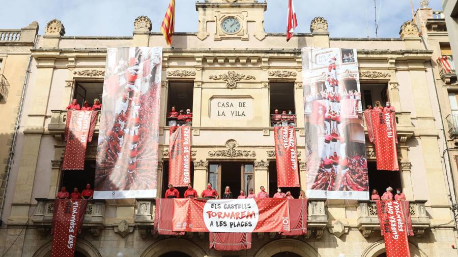 Pancartes de pandèmies i guerres que han saccejat Valls durant la història. Al mig, una d’esperança en el futur. FOTO: ALBA MARINÉ