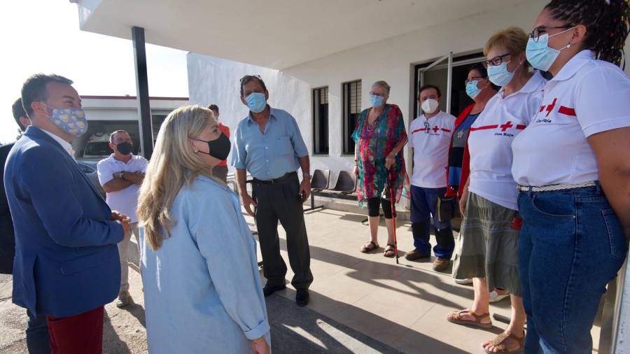 La consellera visitant Creu Roja Tortosa. Foto: Joan Revillas