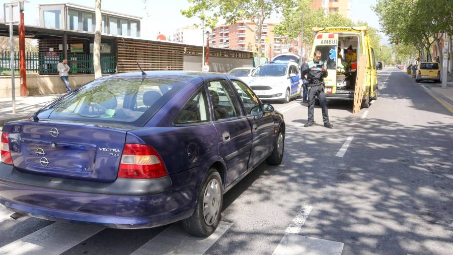 Una ambulancia del SEM ha atendido a la mujer antes de derivarla al hospital de Sant Joan. FOTO: Alba Mariné
