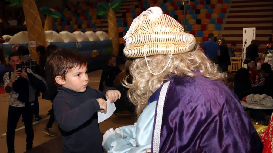 Un nen, mig assustat, dóna la carta al patge reial a Roda de Berà.