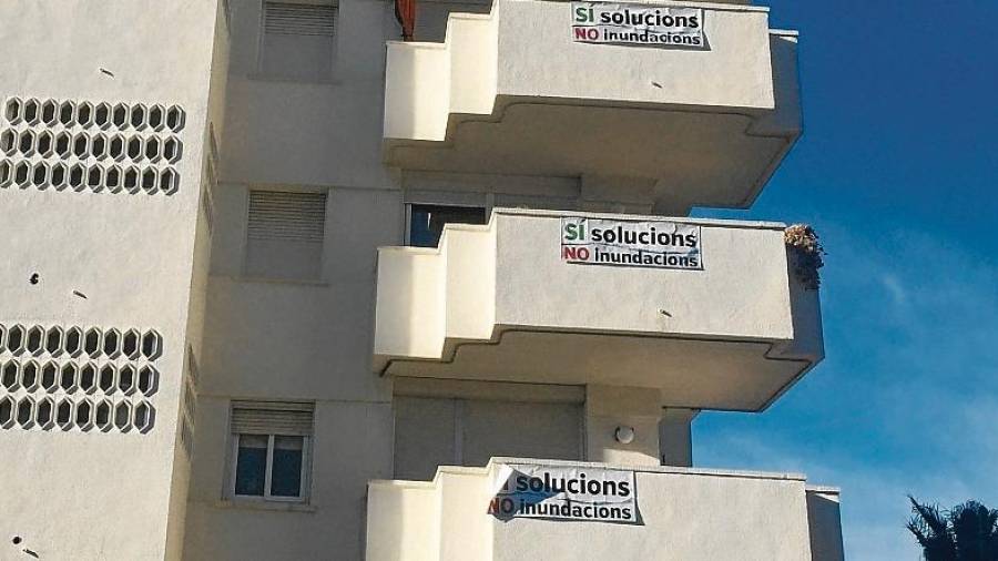 Los vecinos han colgado pancartas en sus balcones para reclamar una actuación urgente. FOTO: JMB