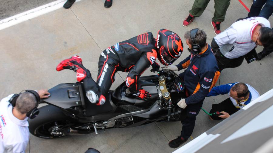 Lorenzo, subiéndose por primera vez a la Honda. FOTO: Iván Jerez