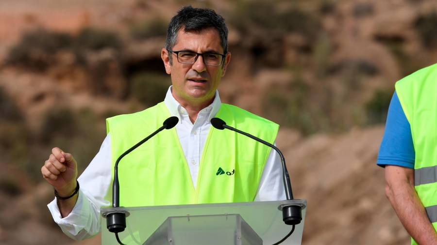 El ministro de la Presidencia, Relaciones con las Cortes y Memoria Democrática, Félix Bolaños, visitó ayer las obras del AVE en Níjar (Almería).carlos barba/efe