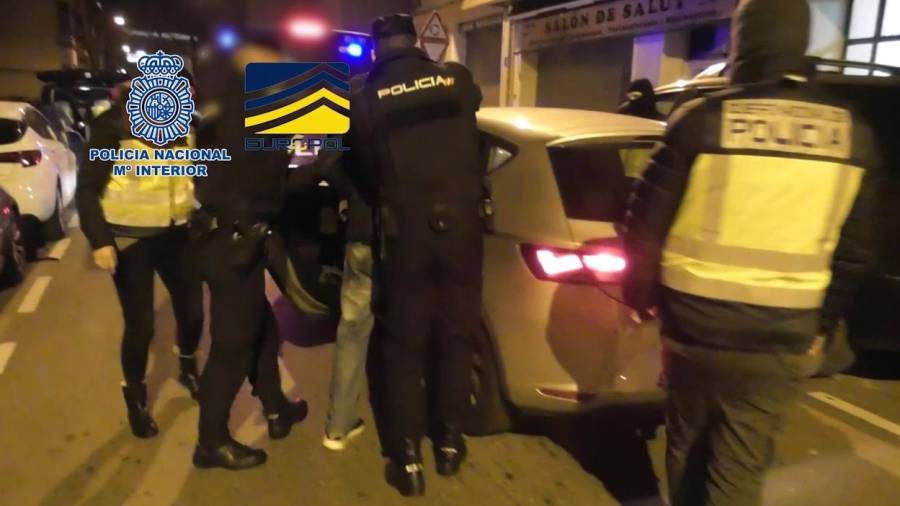 Momento en que agentes de la Policía Nacional introducen en un coche al detenido en Reus. Fue el domingo 26 de enero. FOTO: POLICÍA NACIONAL