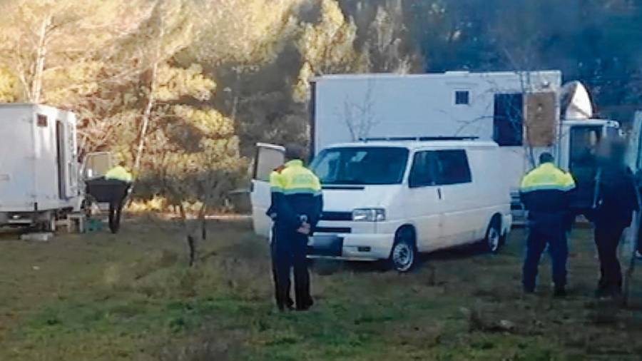 Els Mossos d’Esquadra durant la inspecció als vehicles. FOTO: DT