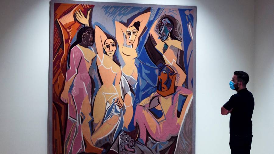 Un hombre observa el tapiz de 1957 basado en la pintura del artista Pablo Picasso ‘Las señoritas de Aviñón’. FOTO: EFE
