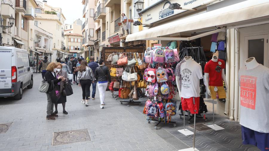 Los comercios de la calle Consolat de Mar ocupan una parte de la vía pública con sus productos. FOTO: ALBA MARINÉ