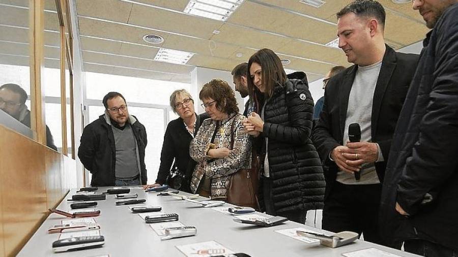 Inauguració de la Mobile Week a la Ribera d’Ebre, aquest dilluns, amb l’exposició de telèfons mòbils retro. FOTO: Joan Revillas