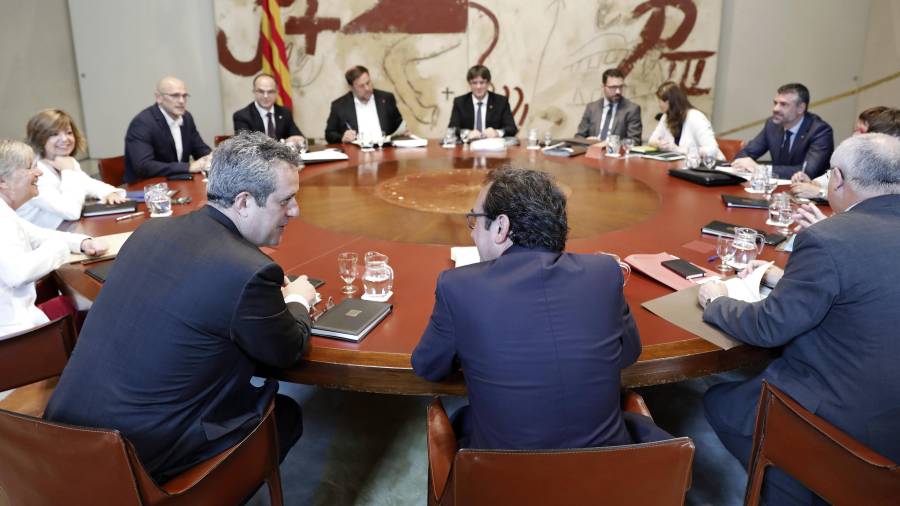 El presidente de la Generalitat, Carles Puigdemont, junto a sus consellers, durante la reunión semanal del Govern. Foto: EFE