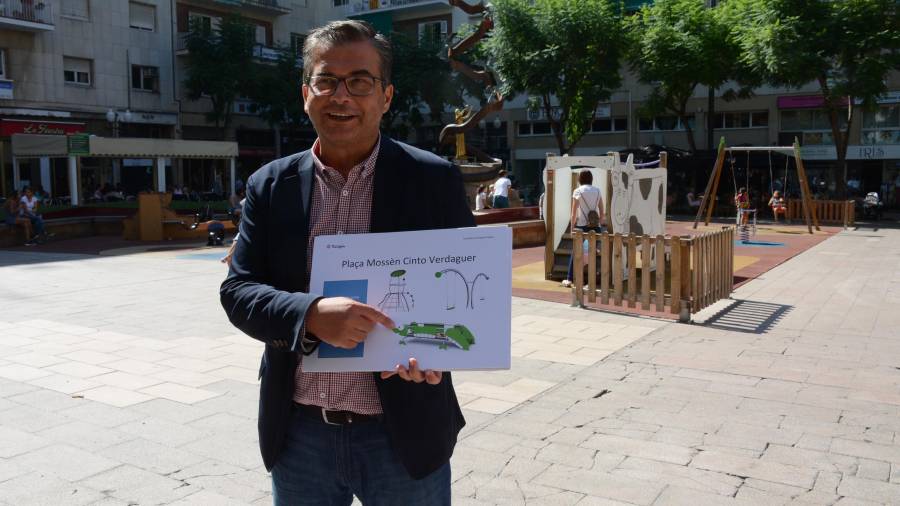 El regidor José Luis Martín a la plaça Verdaguer amb el projecte d'ampliació. FOTO: Mauri