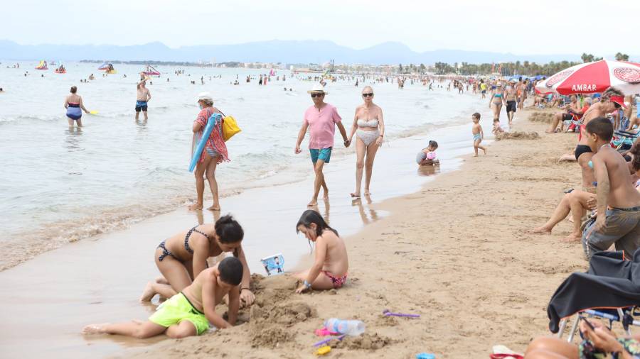 Andalucía, Catalunya y València son las zonas que han recibido más visitantes. En la imagen, la playa de Salou el 11 de agosto. FOTO: ALBA MARINÉ