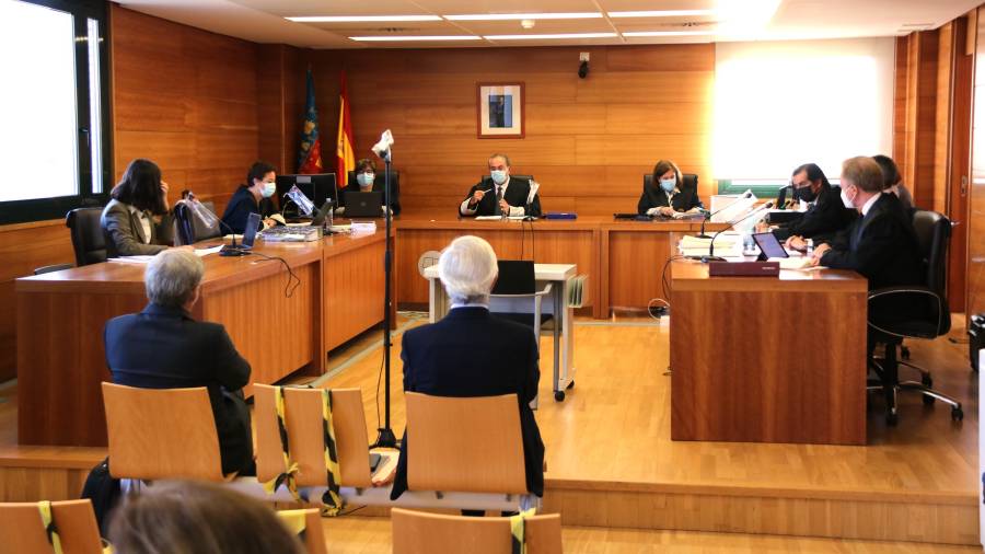 El ex presidente de Escal UGS, Recaredo del Potro (derecha) y el ex consejero delegado, José Luis Martínez Dalmau, en el banco de los acusados. ACN