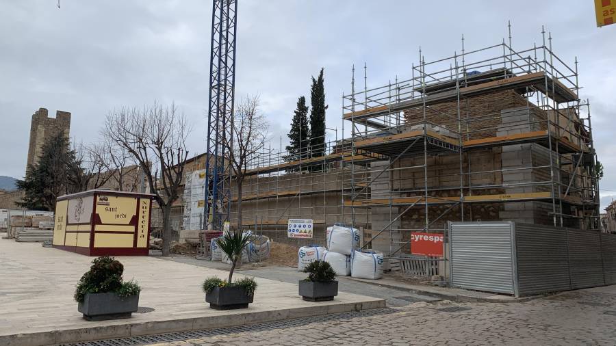 Estat actual de les obres de la plaça Sant Francesc de Montblanc, on pròximment es farà la recuperació de la muralla, un dels temes centrals d’aquests pressupostos que s’han aprovat. FOTO: J. G.