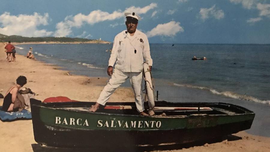 Pau «Lobo de mar» amb la seva barca de salvament, en una postal de 1965. Foto: Segeste / Arxiu Eduard Boada