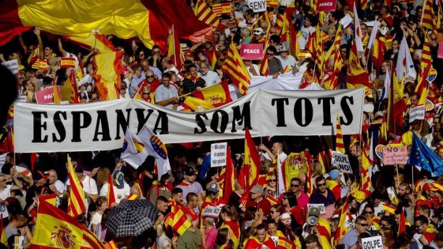 Vista de la manifestación convocada por Societat Civil Catalana hoy en Barcelona en defensa de la unidad de España bajo el lema ¡Basta! Recuperemos la sensatez. FOTO: EFE