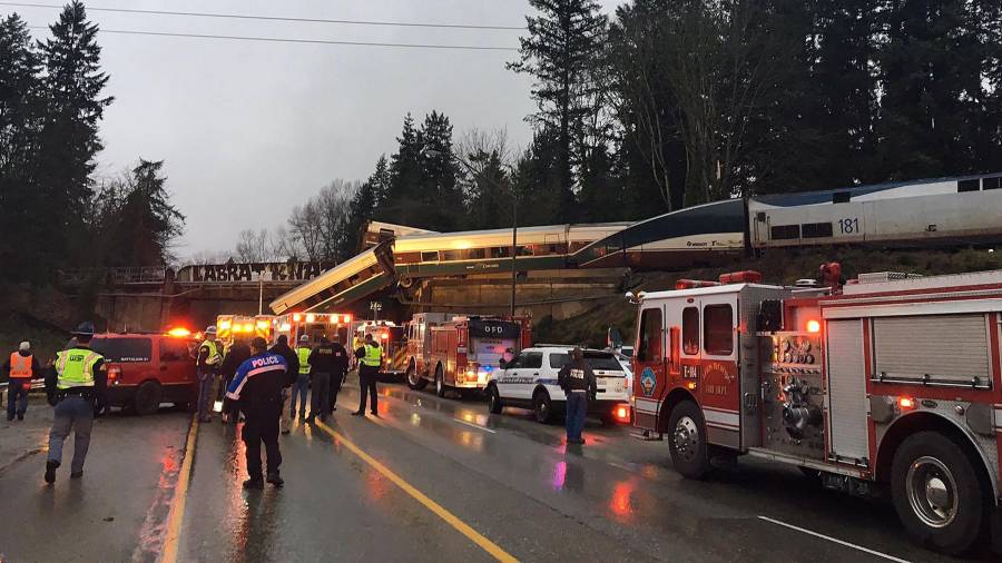 El tren Amtrack 501 tras descarrilar y caer sobre la autopista interestatal 5 cerca de Olympia, en el estado de Washington. FOTO: efe