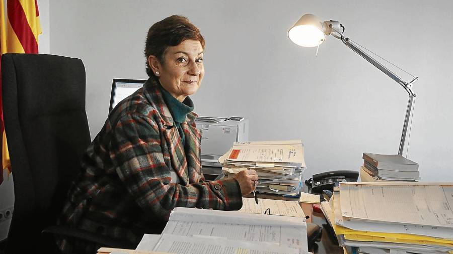 Anna Grau, en su despacho de la primera planta del Palau de Justícia, rodeada de decenas de carpetas. FOTO: pere ferré