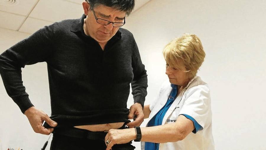 Imatge d’un pacient col·locant-se el cinturó amb l’STAT-ON. FOTO: ACN