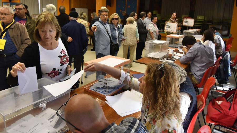 Imagen de la jornada electoral del domingo en el colegio Joan Rebull. FOTO: A.González