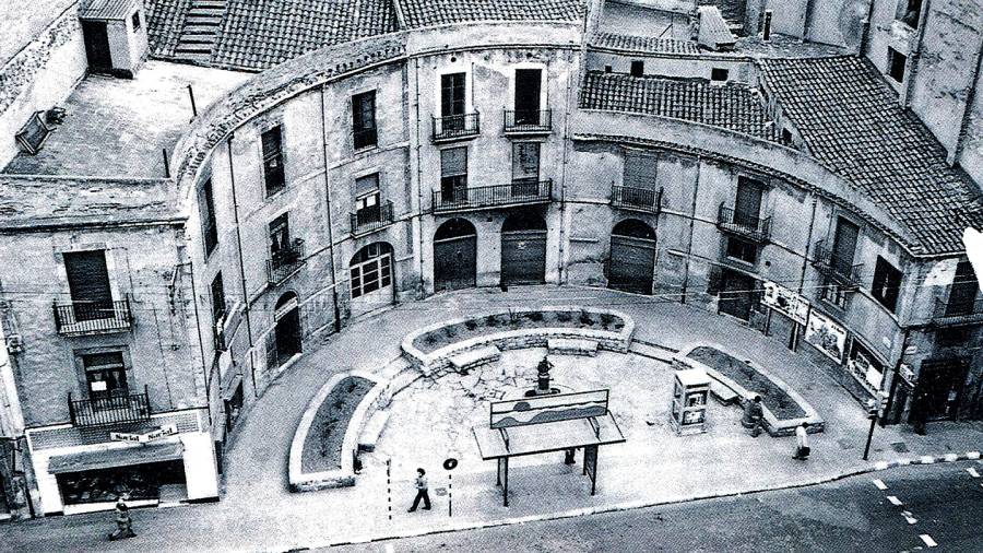 La plaza de la Mitja Lluna en una fotografía antigua que corresponde a los años sesenta. FOTO: Tarragona Antiga