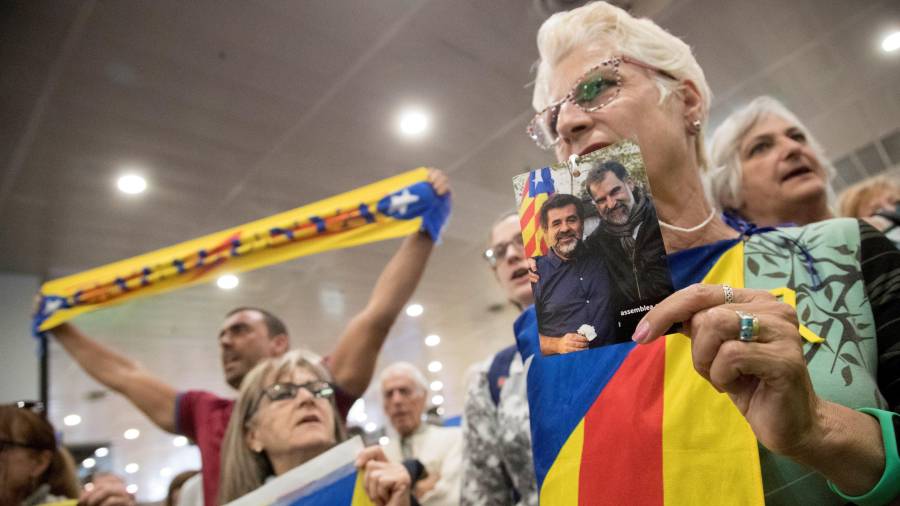 Decenas de personas recibieron a los miembros de la Mesa del Parlament a su vuelta a Barcelona tras acudir al Tribunal Supremo a declarar
