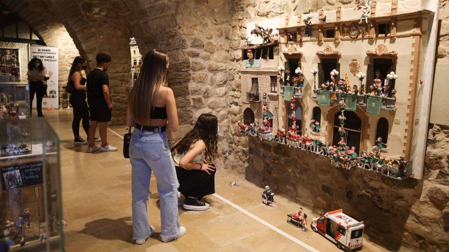 ‘Façanes, peixeres i un conte’, una de les exposicions al Centre Cultural El Castell. FOTO: Alba Mariné