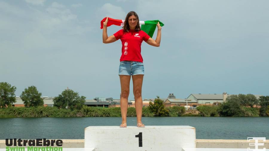 Laura Volpi en el podio con la bandera italiana. FOTO: cedida