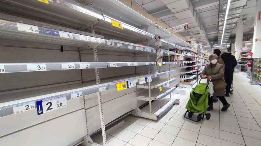 Imagen de un supermercado con varias estanterías vacías. Foto: EFE