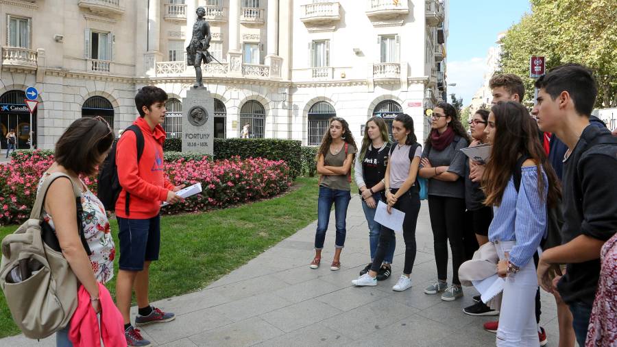 El grup d'estudiants de batxibac el passat dilluns mentre feien la ruta guiada per Reus. Foto: Alba Mariné.