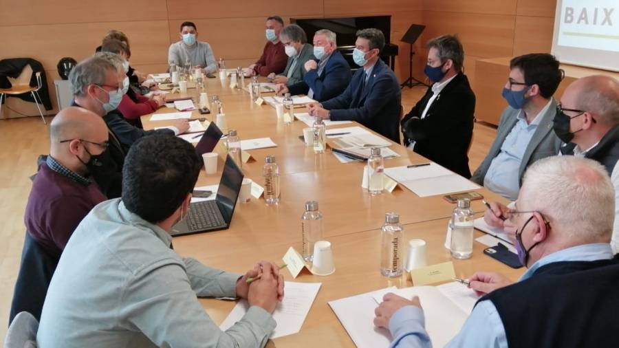La reunión de los responsables de la Generalitat con los alcaldes del Baix Penedès. foto: DT