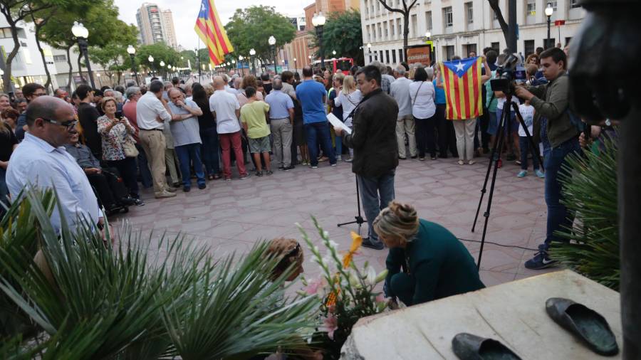 Bona part dels assistents han donat l'esquera quan l'Ajuntament de Tarragona dipositava les flors en el monument. Foto: Lluís Milián