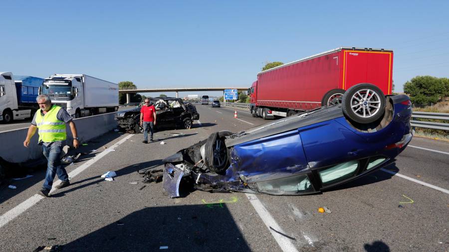 El accidente de tráfico se ha registrado en el kilómetro 251 de la AP-7 en sentido Barcelona. FOTO: Pere Ferré