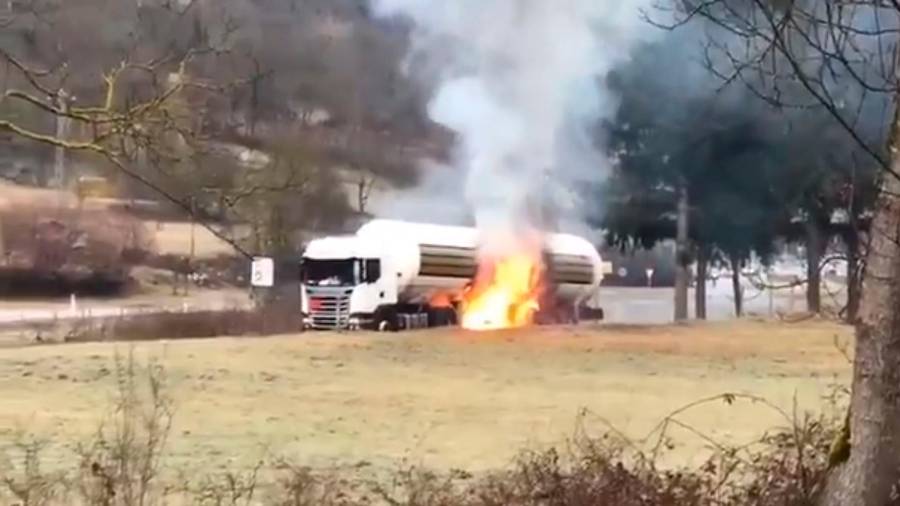 El camión de gas natural incendiado