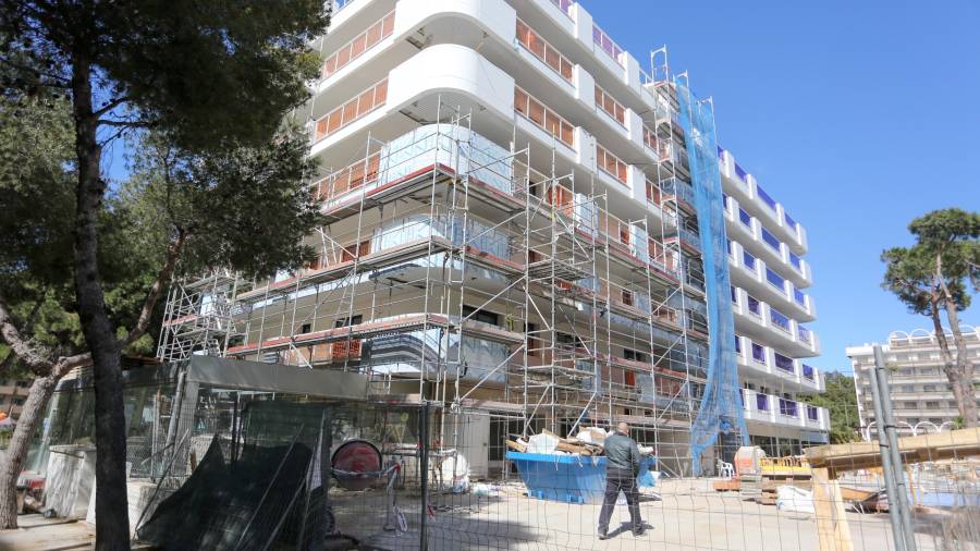 El hotel Golden Port Salou anexionará un bloque de 57 apartamentos a su establecimiento. FOTO: ALBA MARINÉ