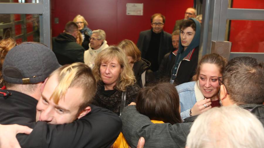 Joan Tortosa y Laura Solé, recibidos con abrazos a su salida de Mas d'Enric. Foto: Alba Mariné