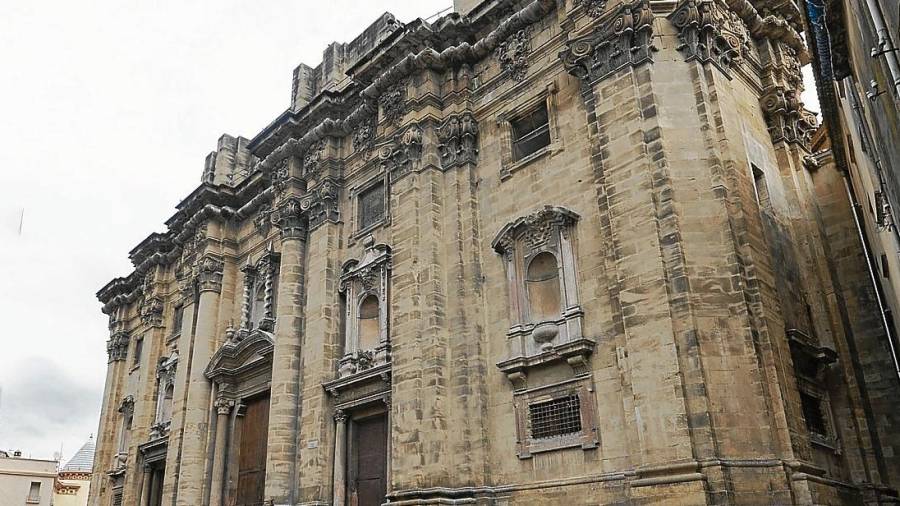 Imatge de la façana de la Catedral de Tortosa, força malmesa per brutícia i excrements de coloms. Foto: J. Revillas