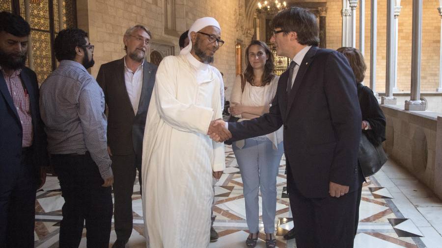 El president Puigdemont rep representants de les comunitats musulmanes. EFE