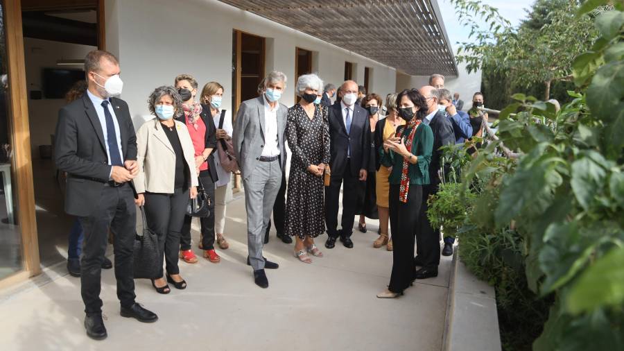 El conseller Josep Maria Argimon, ayer durante la visita por las instalaciones del centro terapéutico para el Alzheimer. FOTO: Alba Mariné