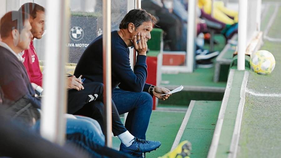 El entrenador del Nàstic, Toni Seligrat, observa un partido desde el banquillo. FOTO: PERE FERRÉ