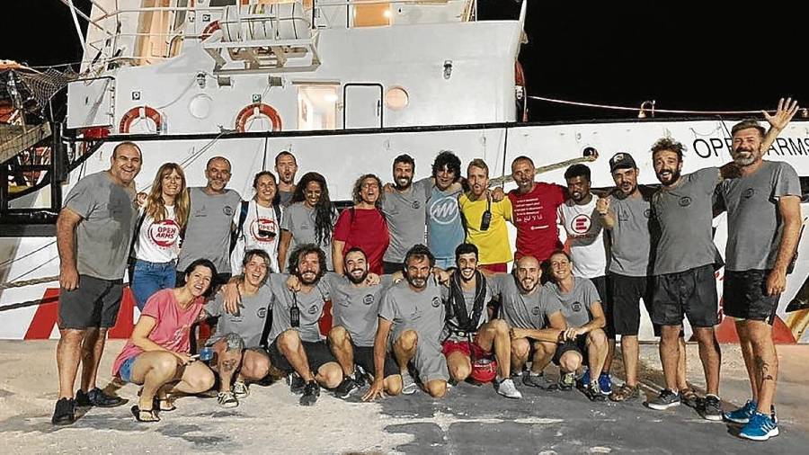 La tripulación del Open Arms tras el desembarco de los migrantes en Lampedusa. Foto: Twitter Open Arms